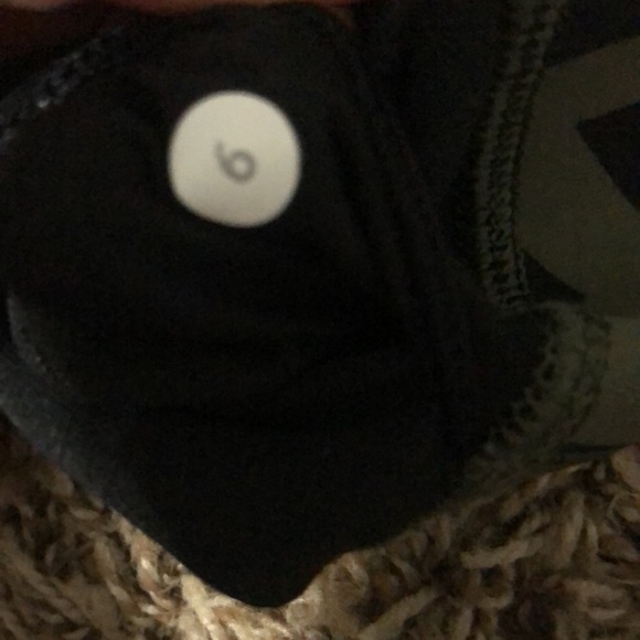 LULULEMON SPORT BRA SIZE 6 army green &black - Picture 3 of 3